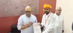 लोक बंधु पार्टी के राष्ट्रीय सचिव गुरु प्रसाद द्वारा आज इंडिया गठबंधन के प्रत्याशी अजय राय को समर्थन पत्र सोपा गया।